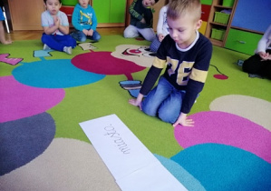 dzieci odczytują i układają zdanie z rozsypanki wyrazowej